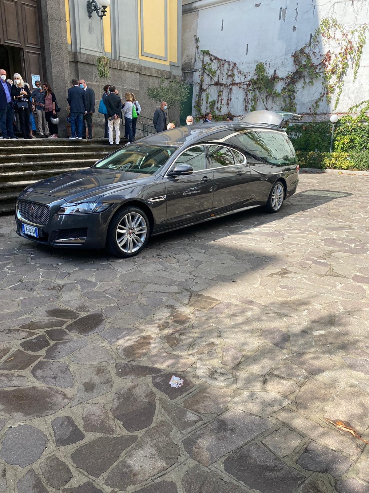 Carro funebre Jaguar Gennaro Tammaro davanti a chiesa di Napoli