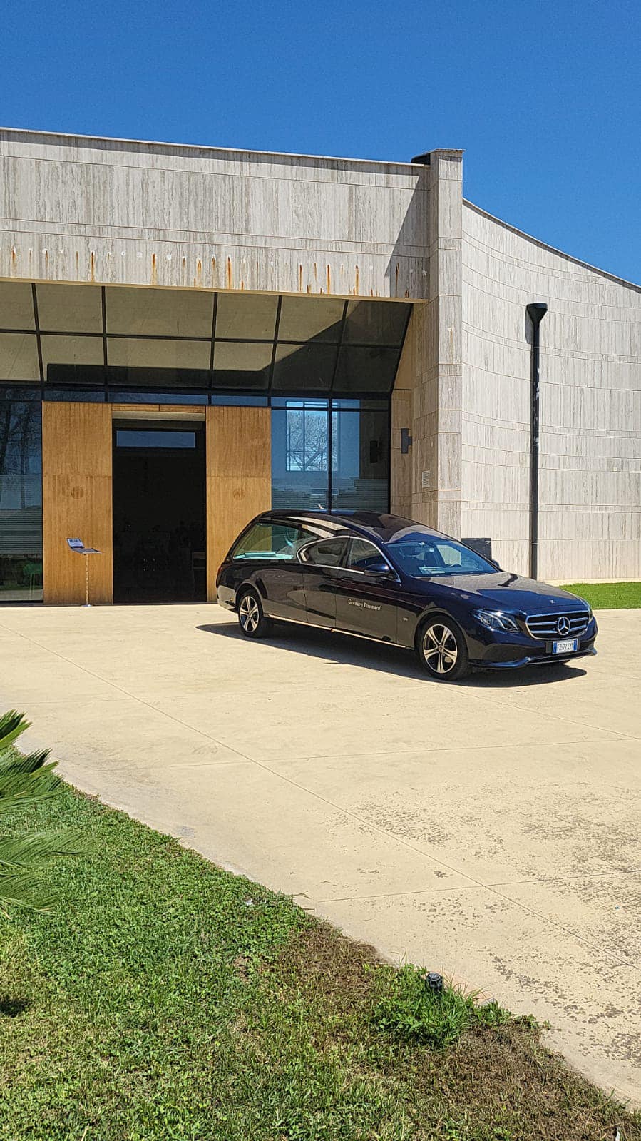 Carro funebre Mercedes davanti al tempio crematorio