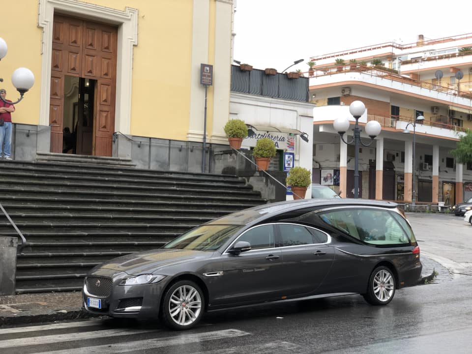 Dispersione delle ceneri in mare con rose — Napoli