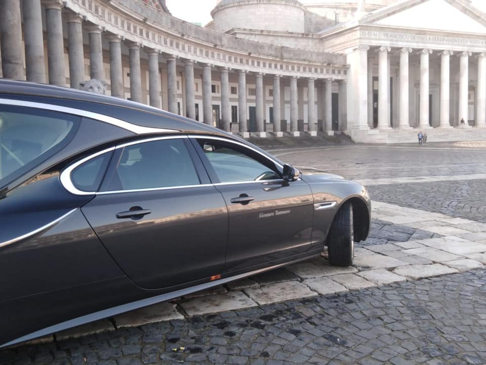 Composizione di rose bianche su feretro — Onoranze Funebri Gennaro Tammaro Napoli