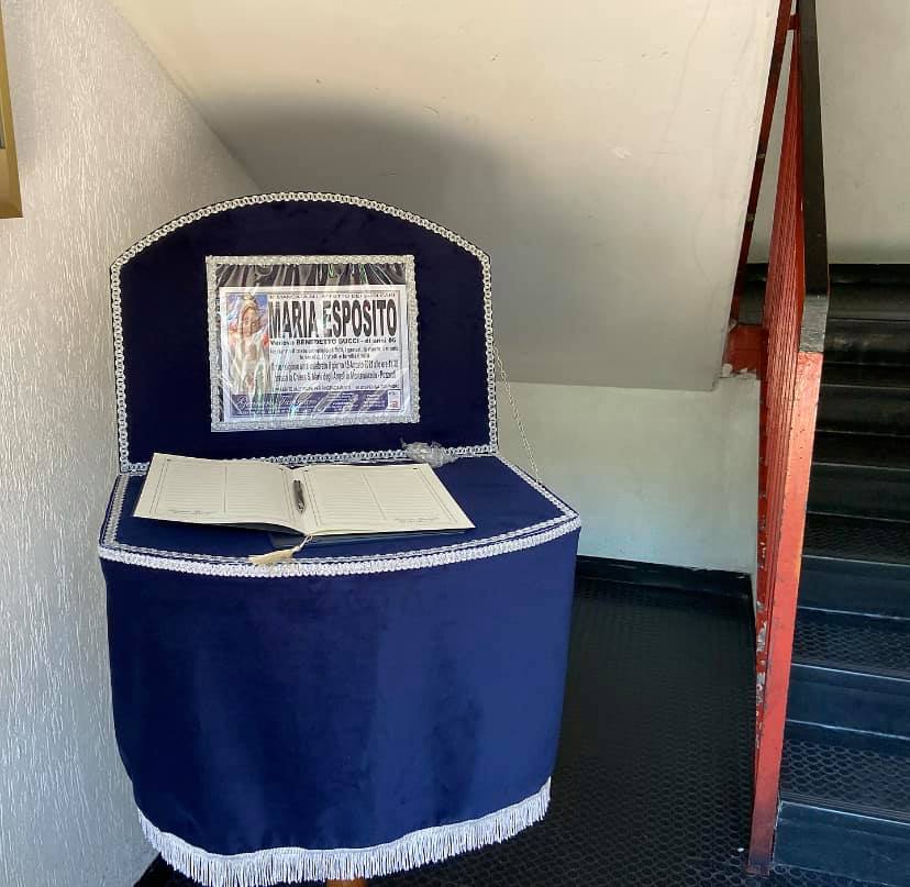 Sala condoglianze con registro firme — Gennaro Tammaro